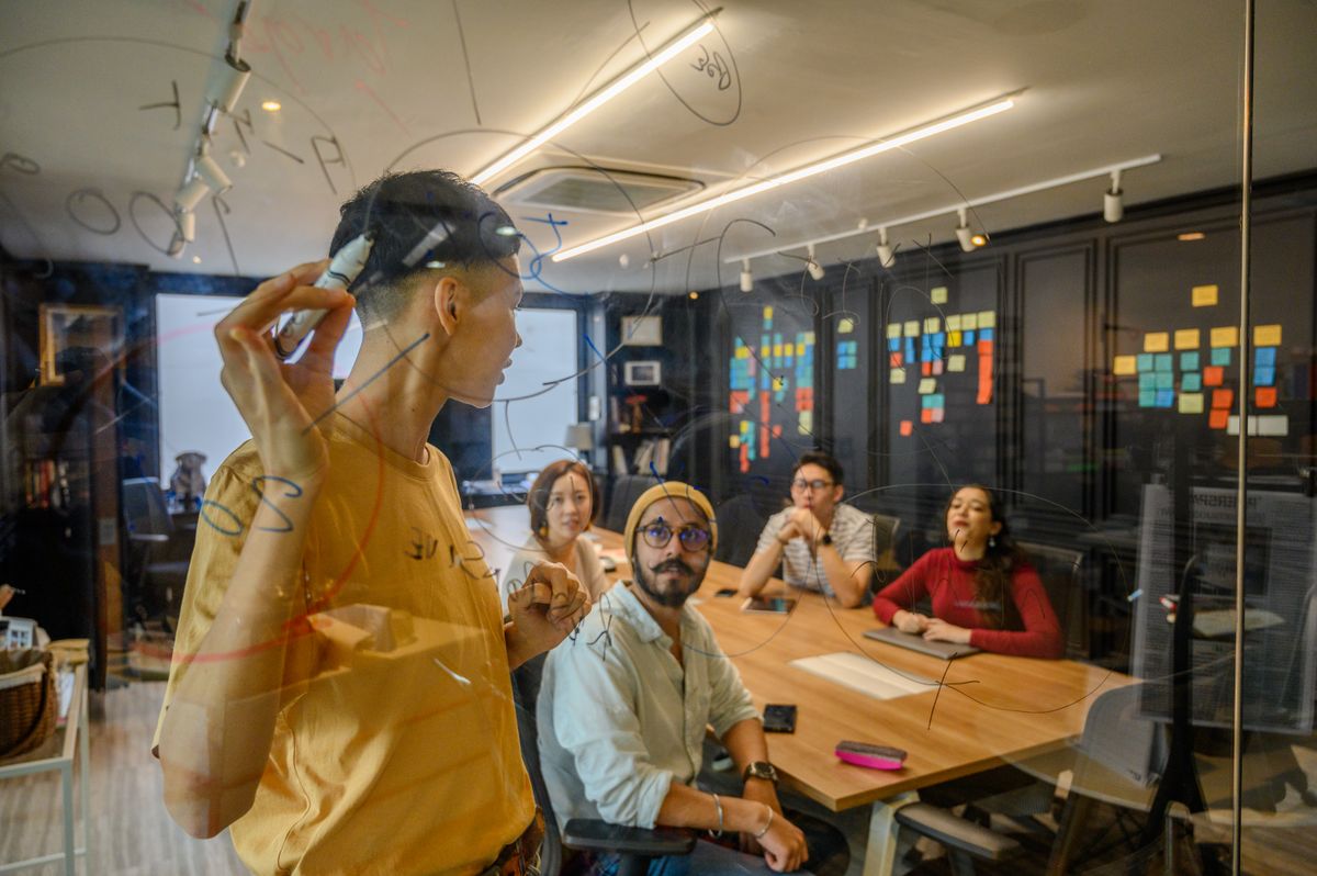Une équipe de PME en formation IA autour d'un ordinateur portable
